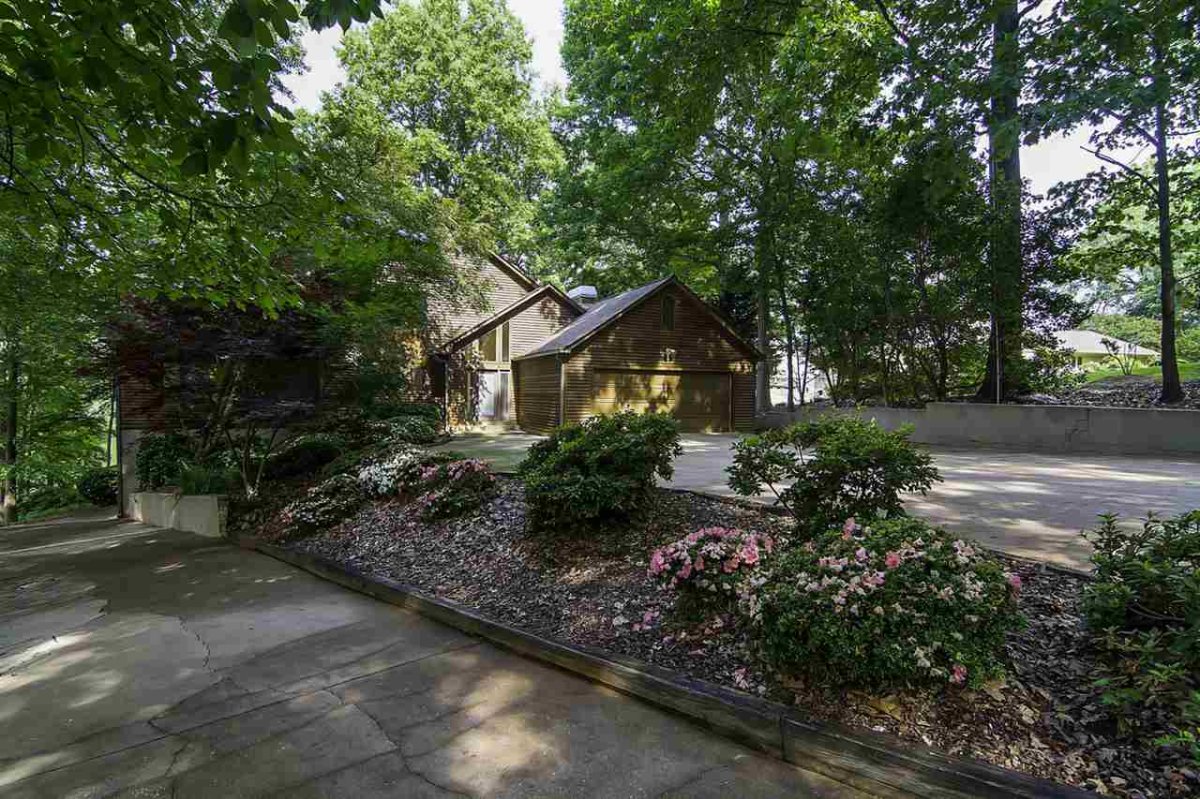 144 Lake Bowen Dr