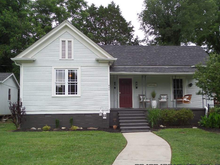 211 Douglas