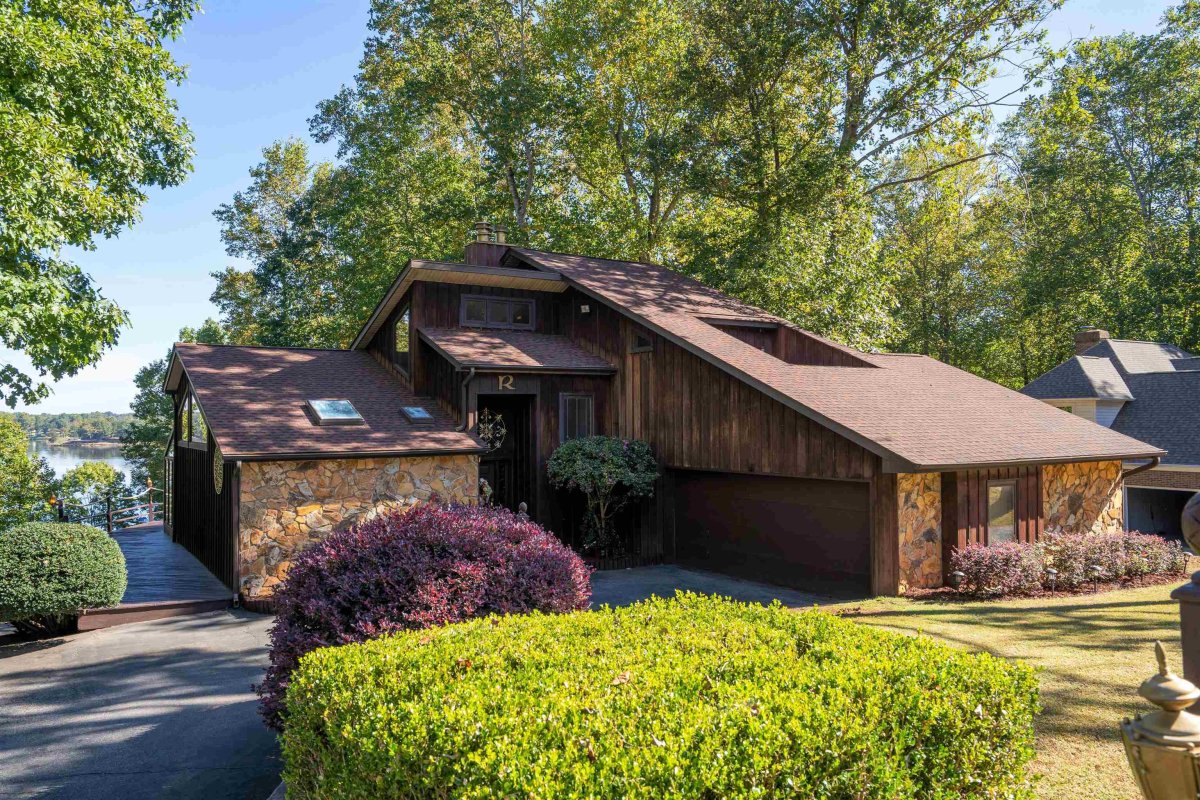 604 Lakewinds Blvd