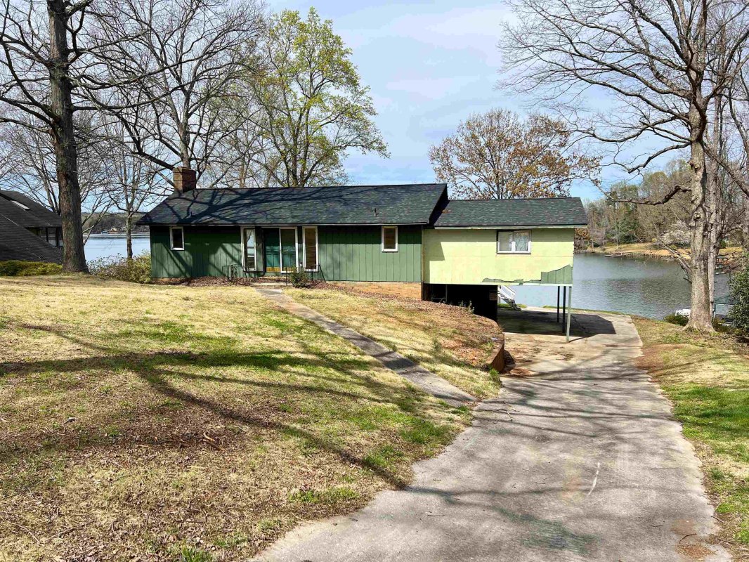 122 Lake Bowen Dr