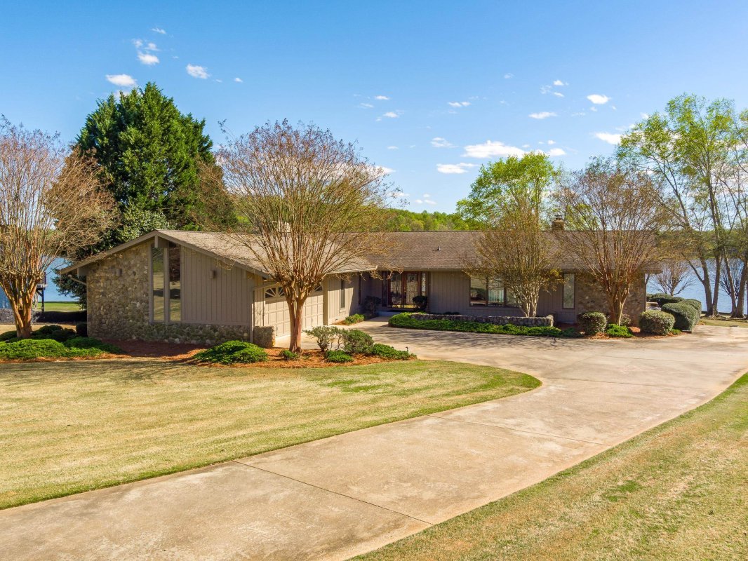 231 Pointe Rd