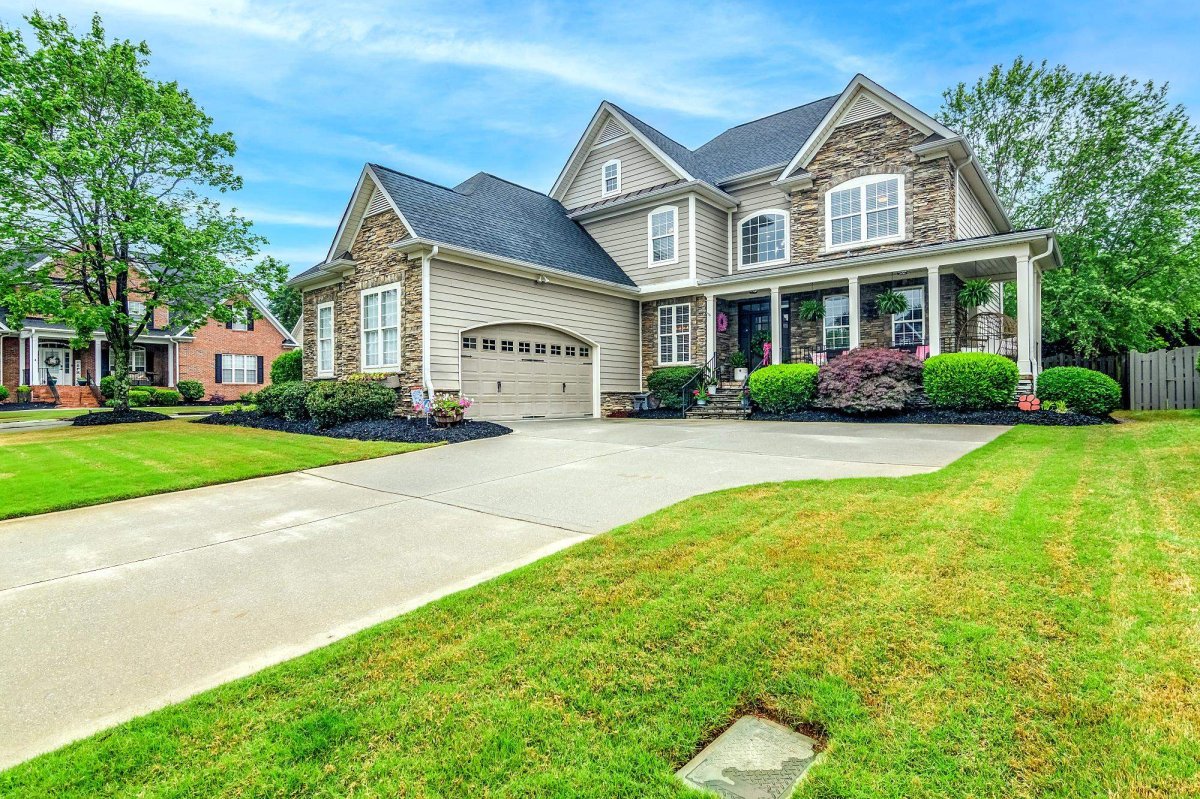 1 Lone Oak Avenue