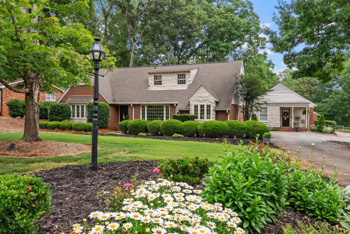 300 Lake Forest Dr