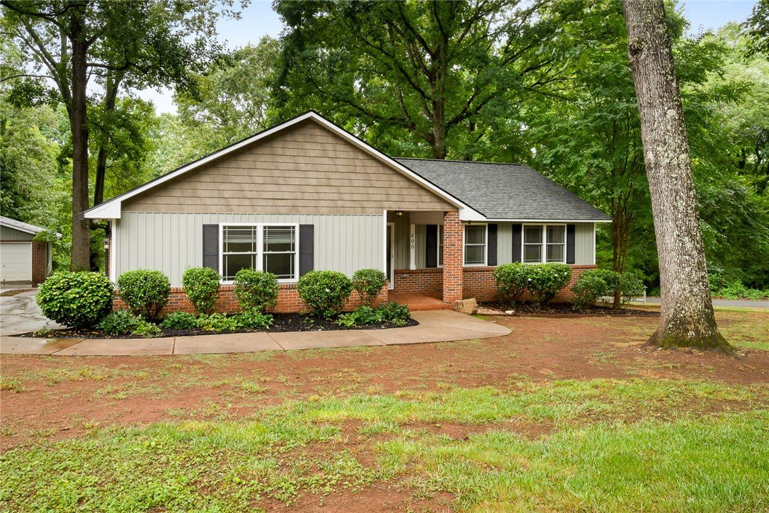 600 Robin Hood Lane