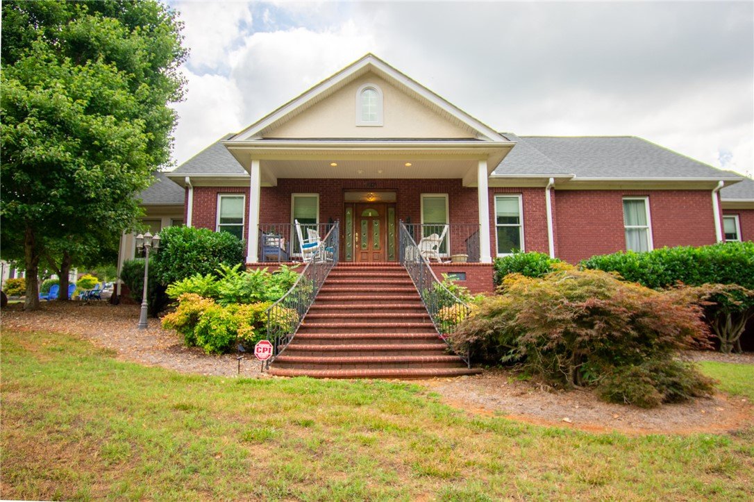 1401 Hunters Trail