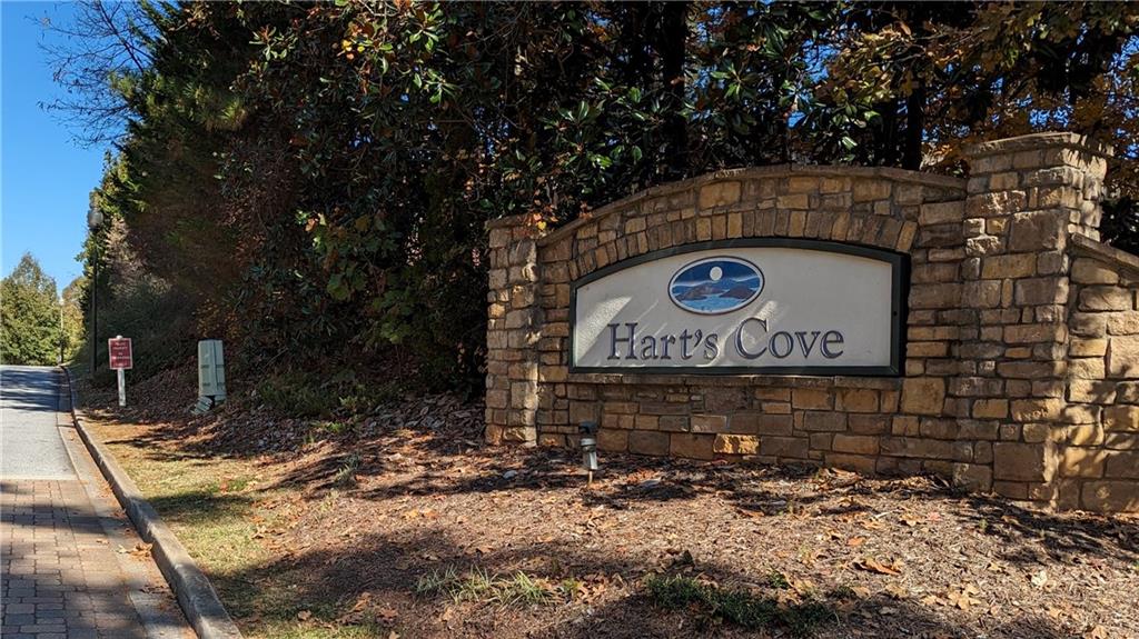 712 Harts Cove Way