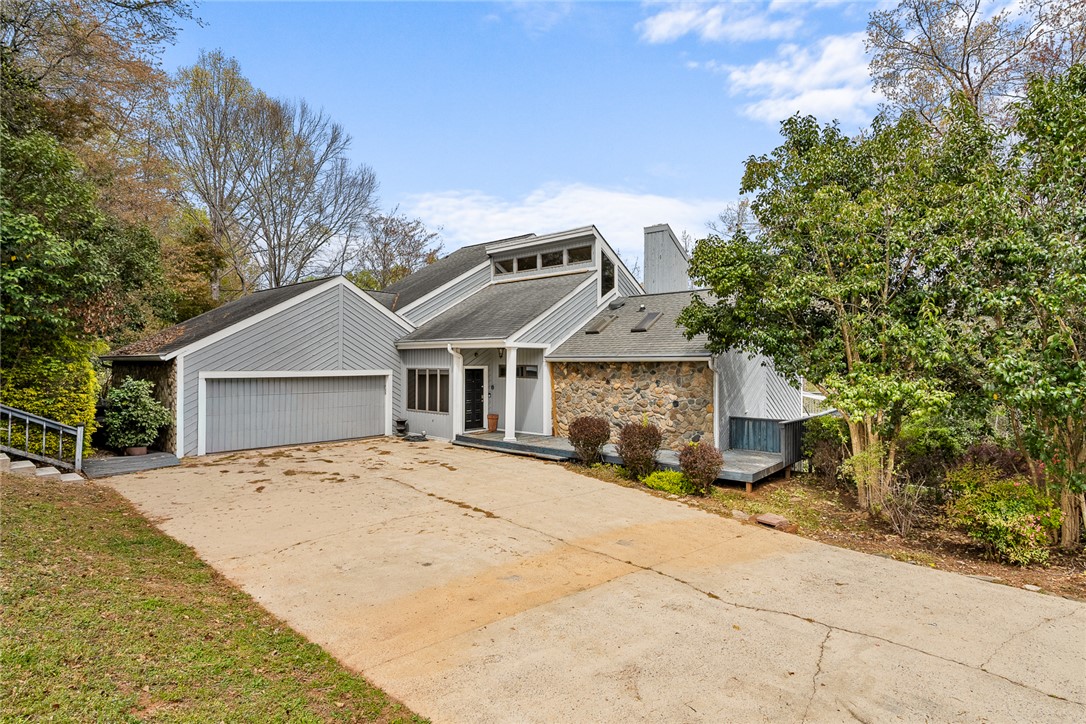 1493 Iroquois Drive