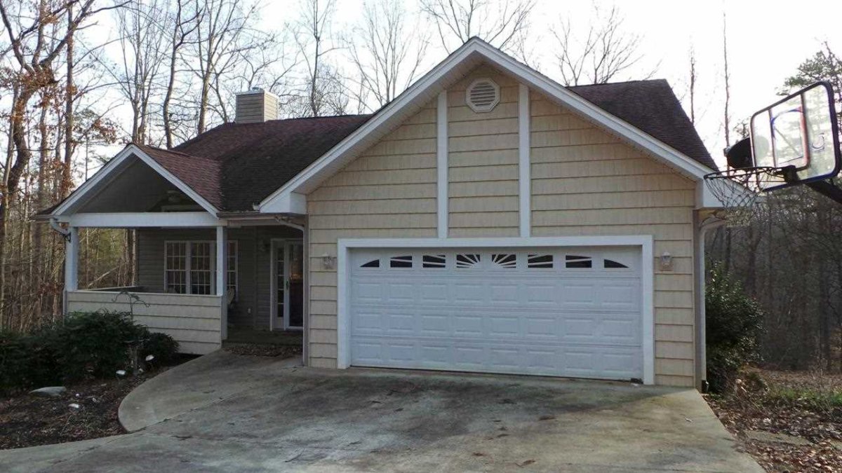 128 Lake Place