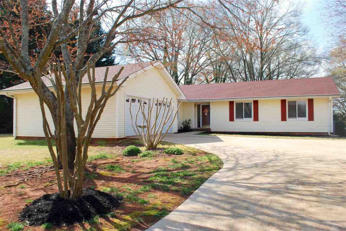 125 Lake Forest Circle