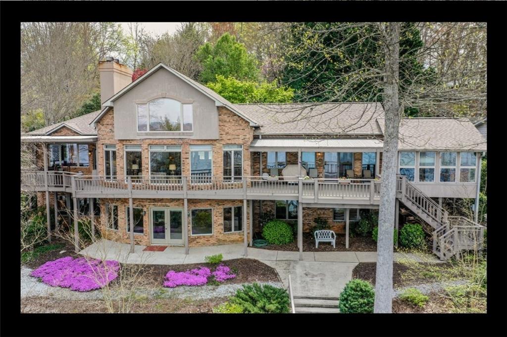 928 Lakecrest Drive