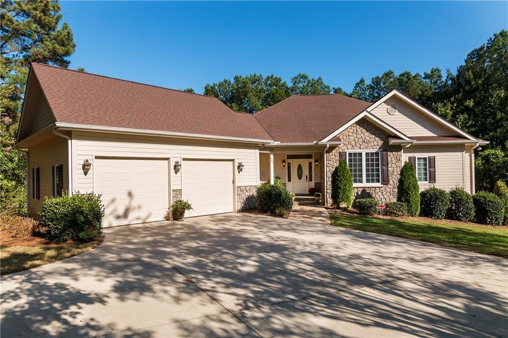 901 Lakecrest Drive