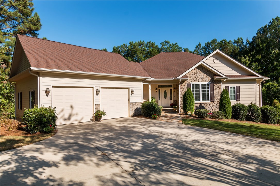 901 Lakecrest Drive