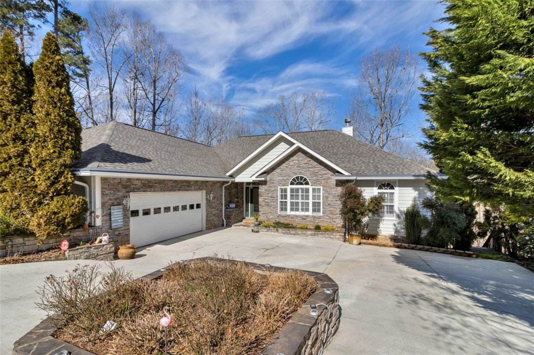 216 S Summit Drive