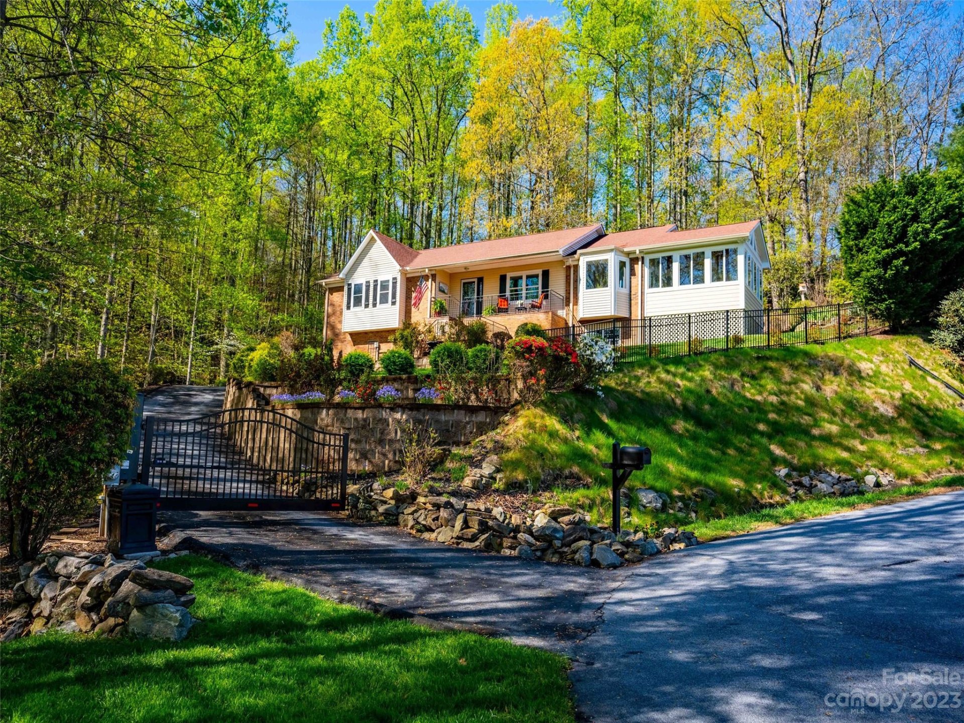 Property image 1 at 712 Victory Lane, Hendersonville, NC 28739