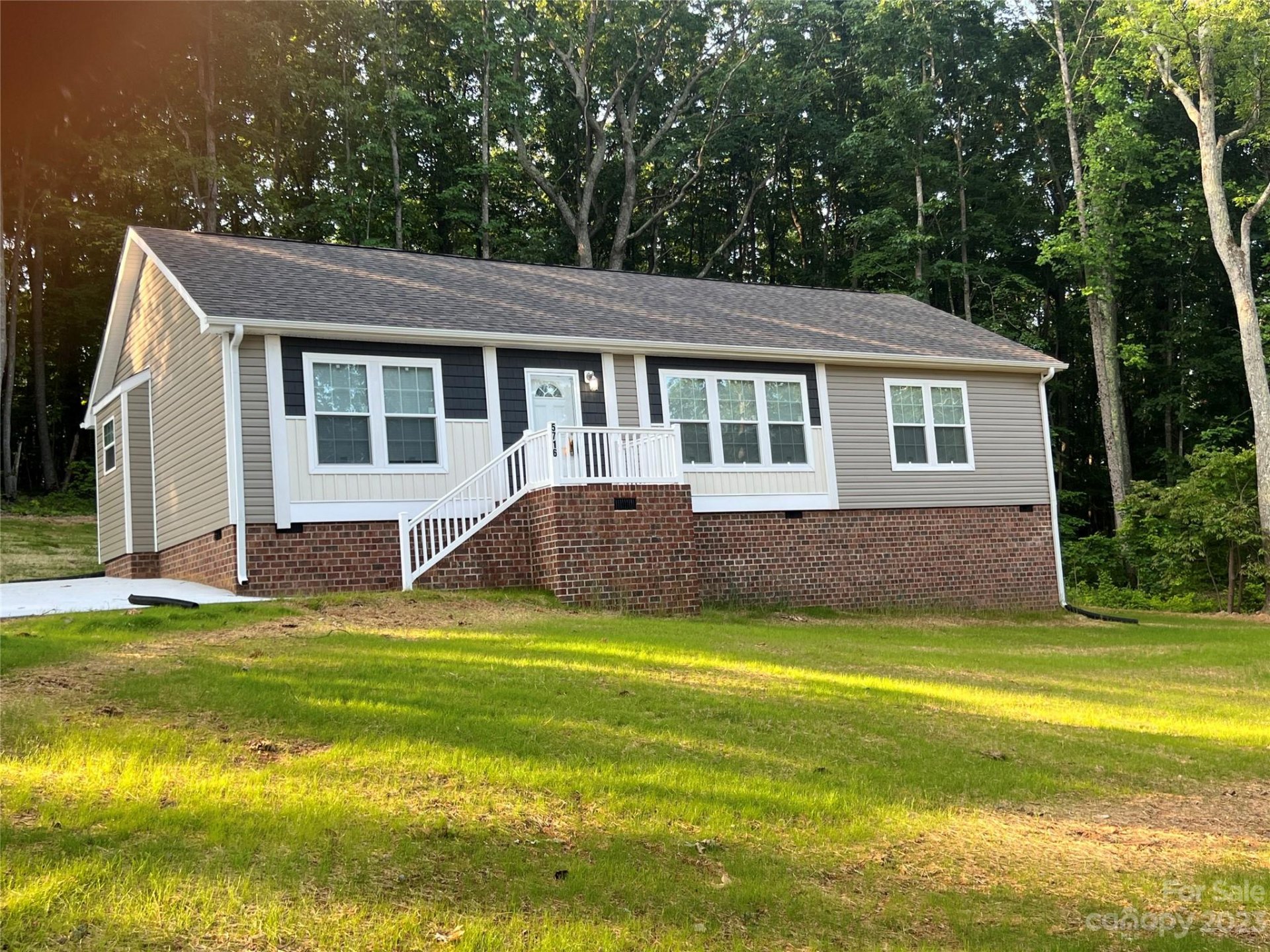 Plank Estates, Iron Station community