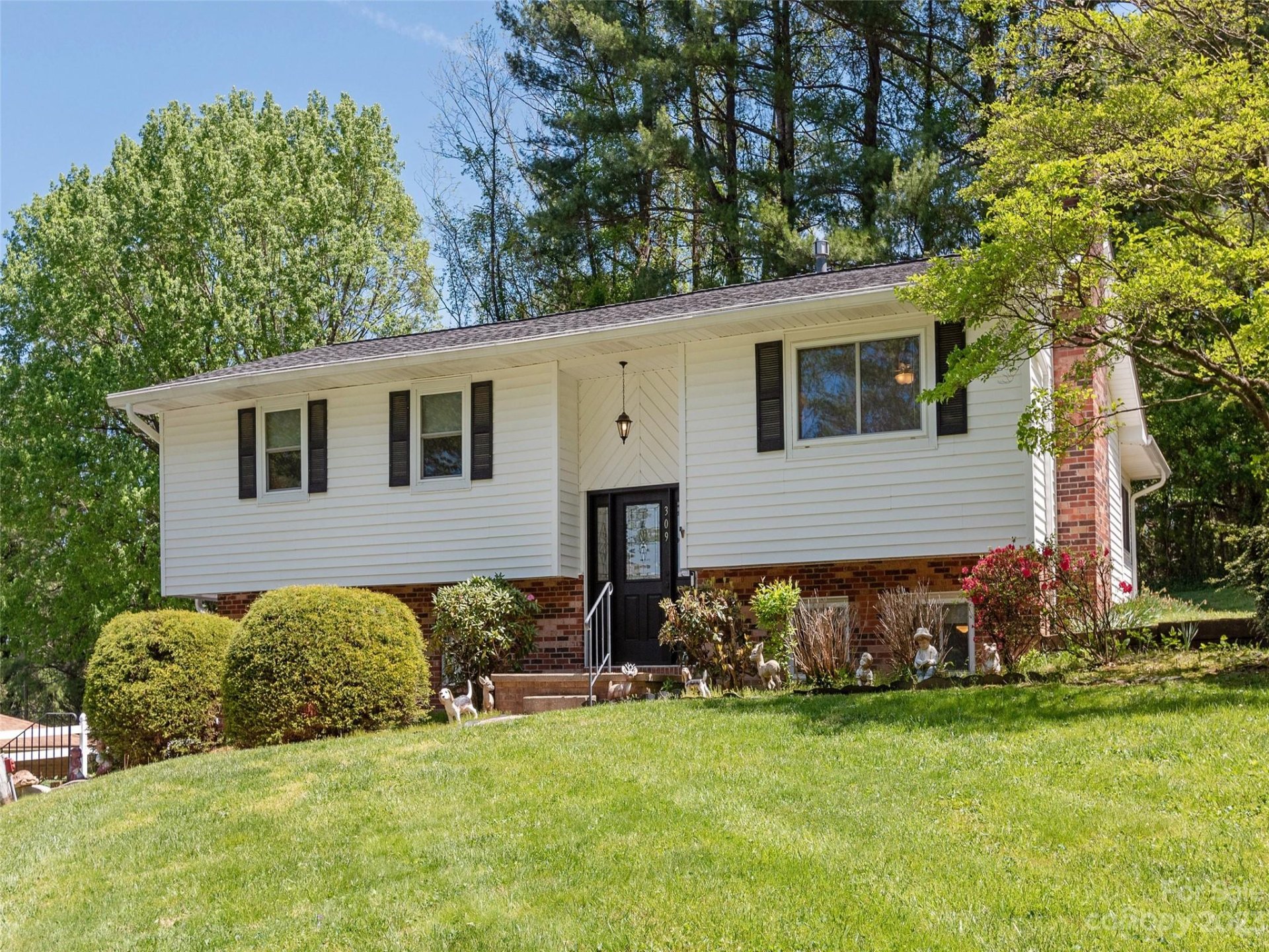 Property image 1 at 309 Wayside Lane, Hendersonville, NC 28792
