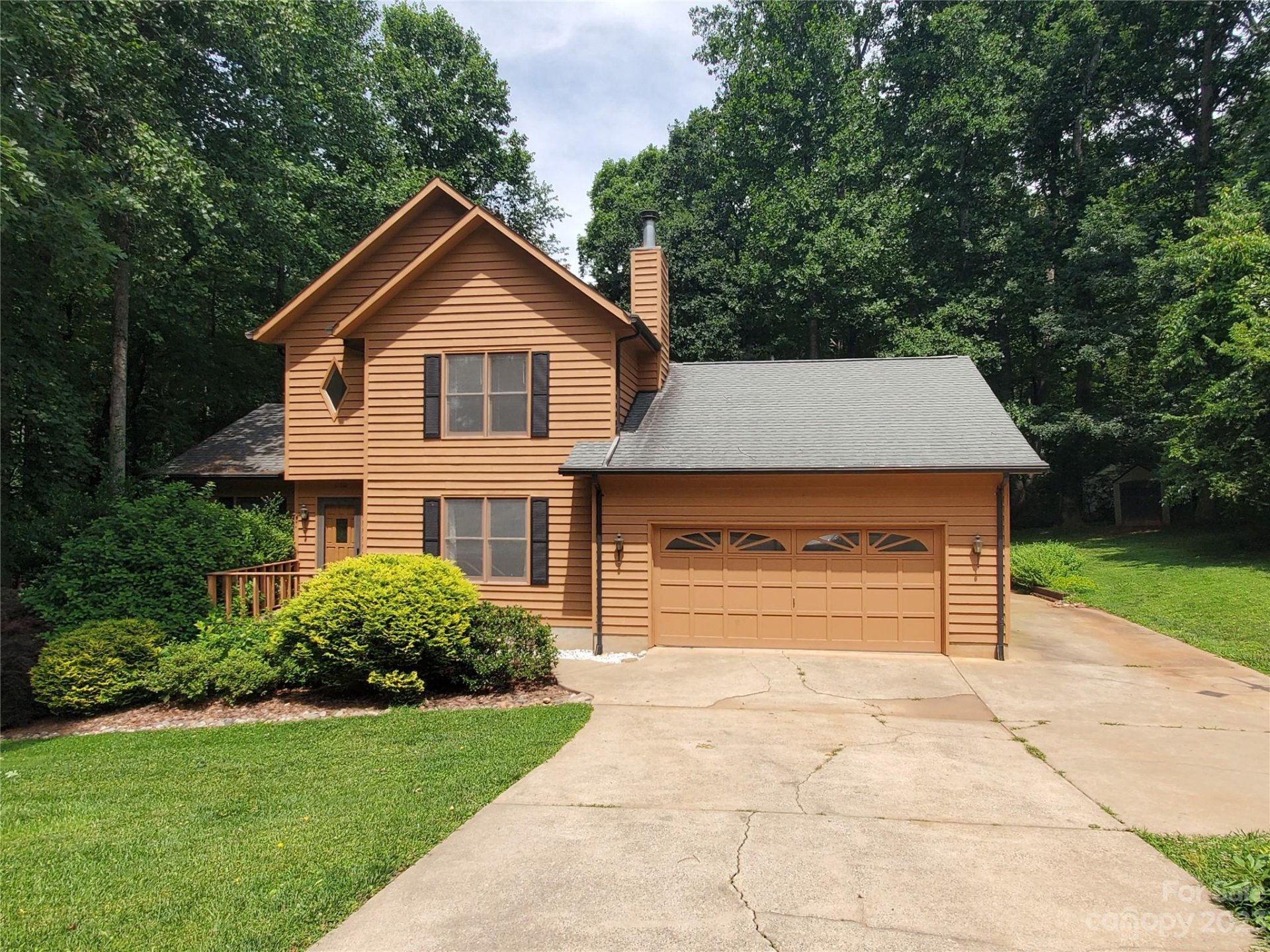 Property image 1 at 1100 Hidden Creek Court, Hickory, NC 28602