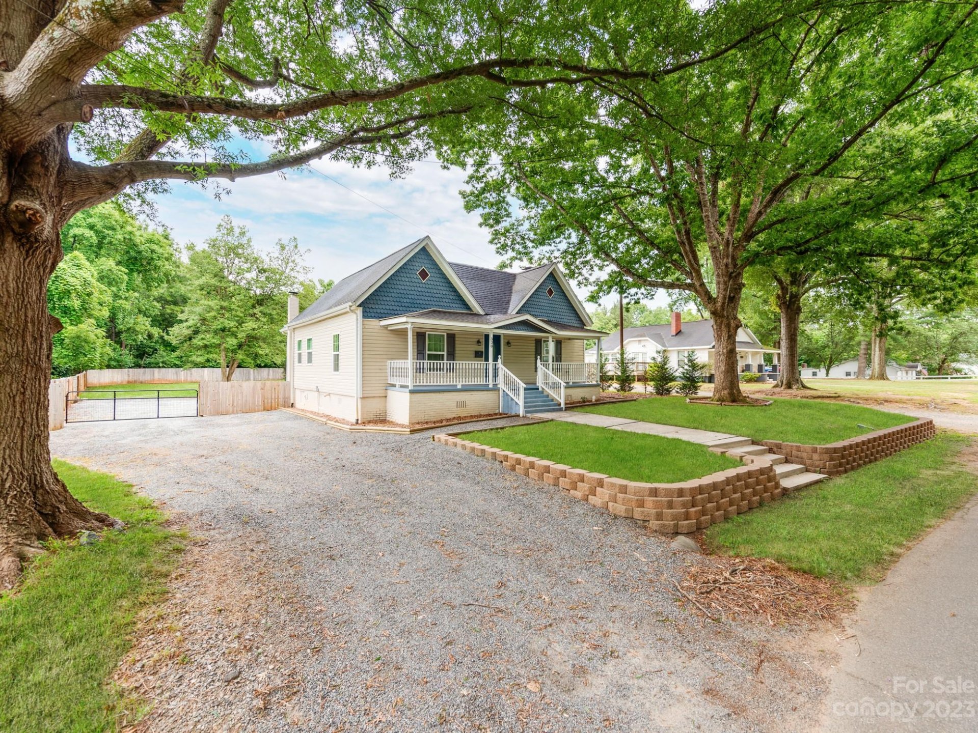 Property image 2 at 320 E Catawba Avenue, Mooresville, NC 28115