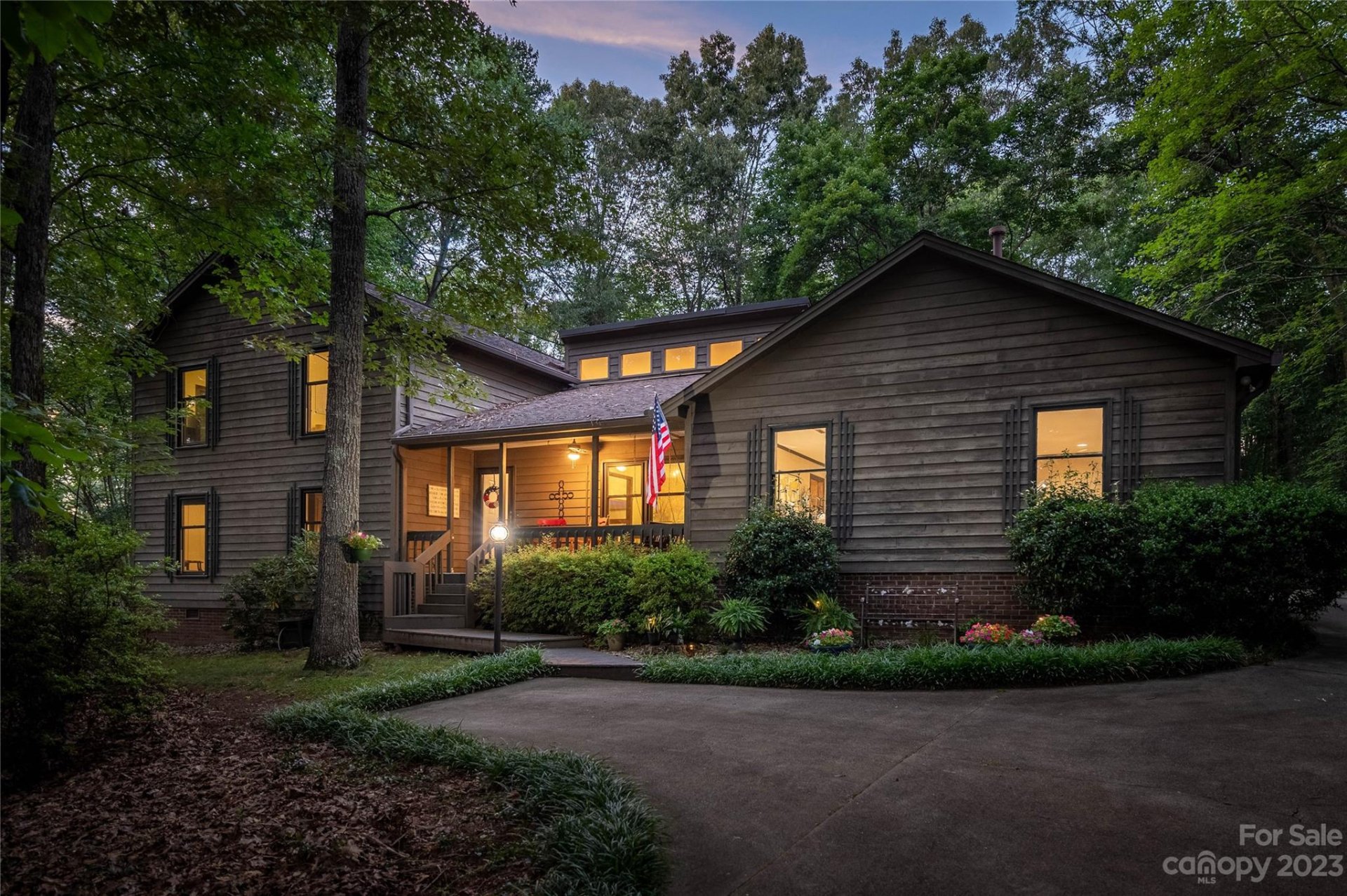 Huntington Downs, Hickory Community