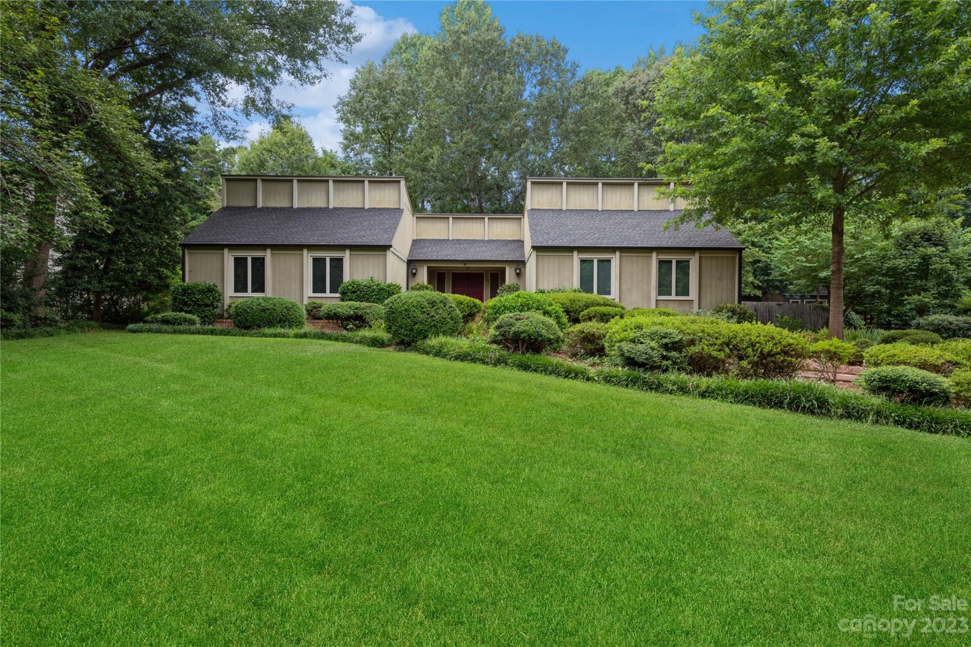 3025 Southampton Circle