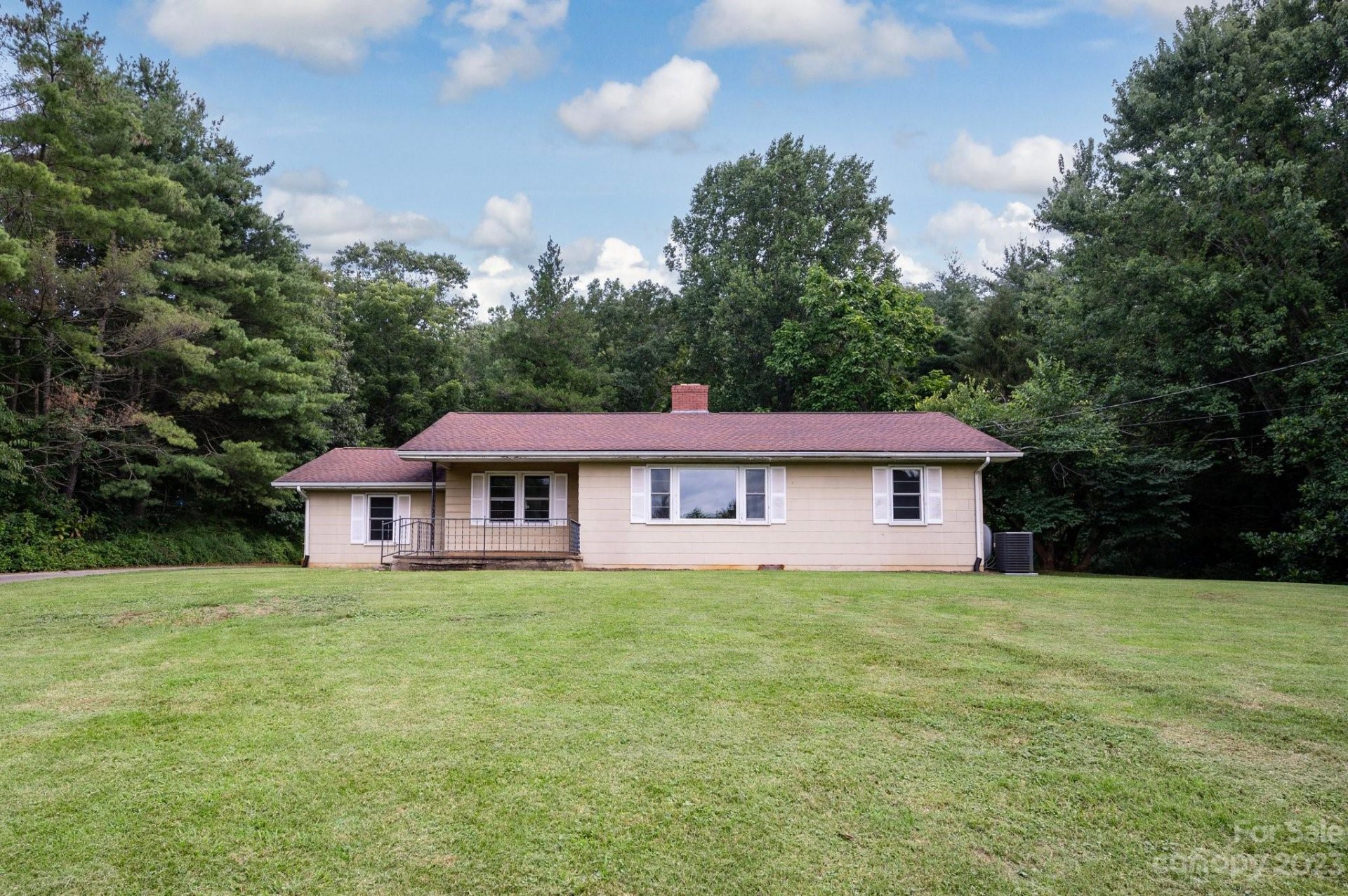 Property image 1 at 15 Larlyn Lane, Asheville, NC 28804