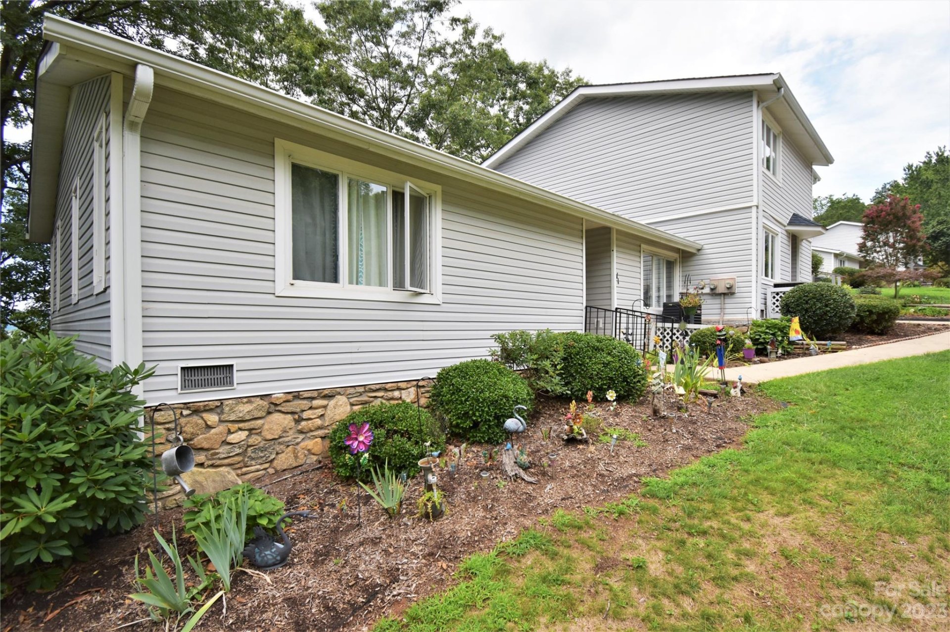 Property image 1 at 11 Hollybrook Drive, Asheville, NC 28803