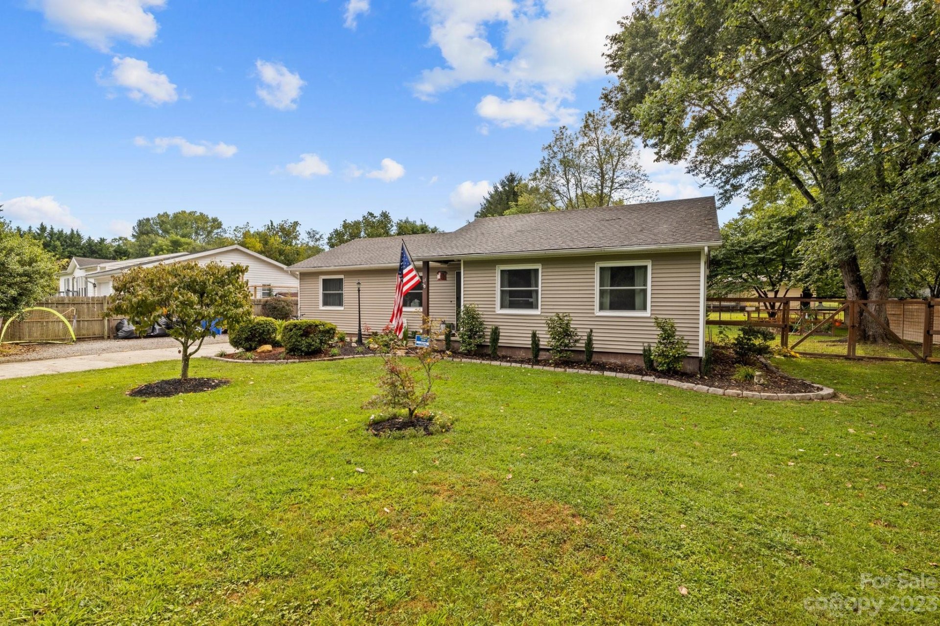 Property image 1 at 44 E Sugar Maple Drive, Hendersonville, NC 28739