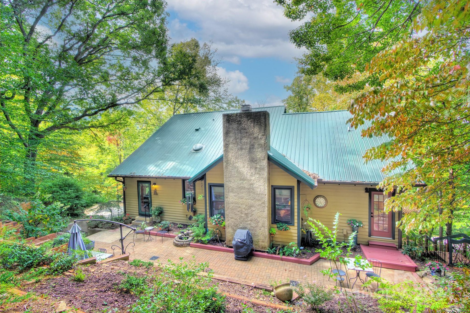 Saddle Ridge, Asheville Community