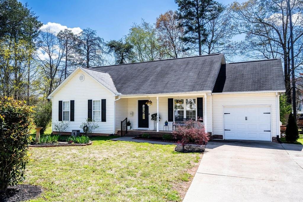 Property image 1 at 7802 Red Robin Trail, Denver, NC 28037