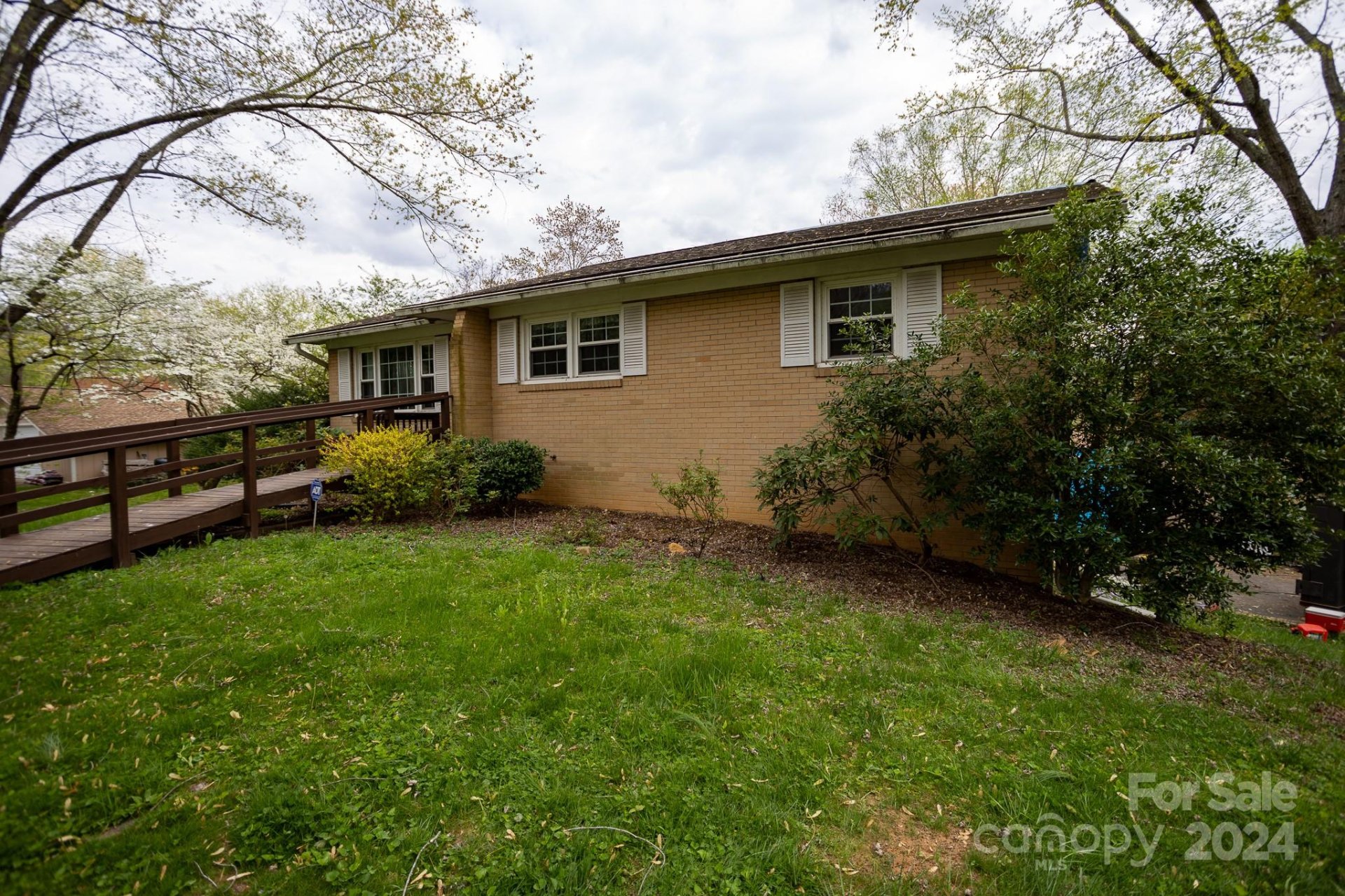 Property image 1 at 8 Sunset Lane, Swannanoa, NC 28778