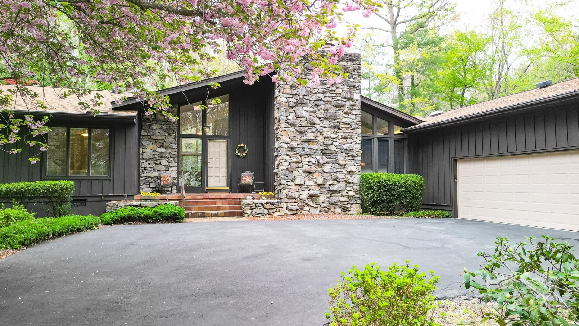 Property image 1 at 3015 Chestnut Tree Road, Hendersonville, NC 28792