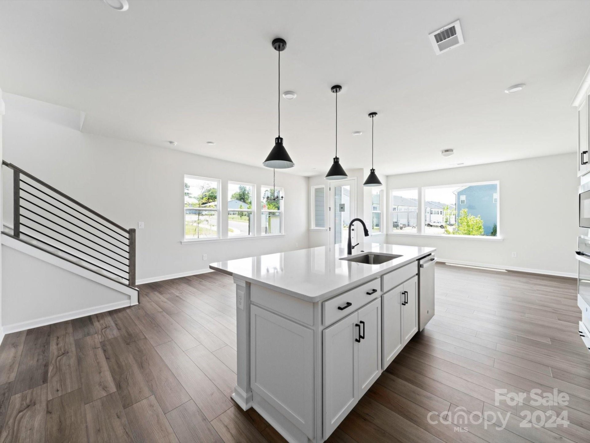 Property image 1 at 112 E Berkeley Avenue, Mooresville, NC 28117