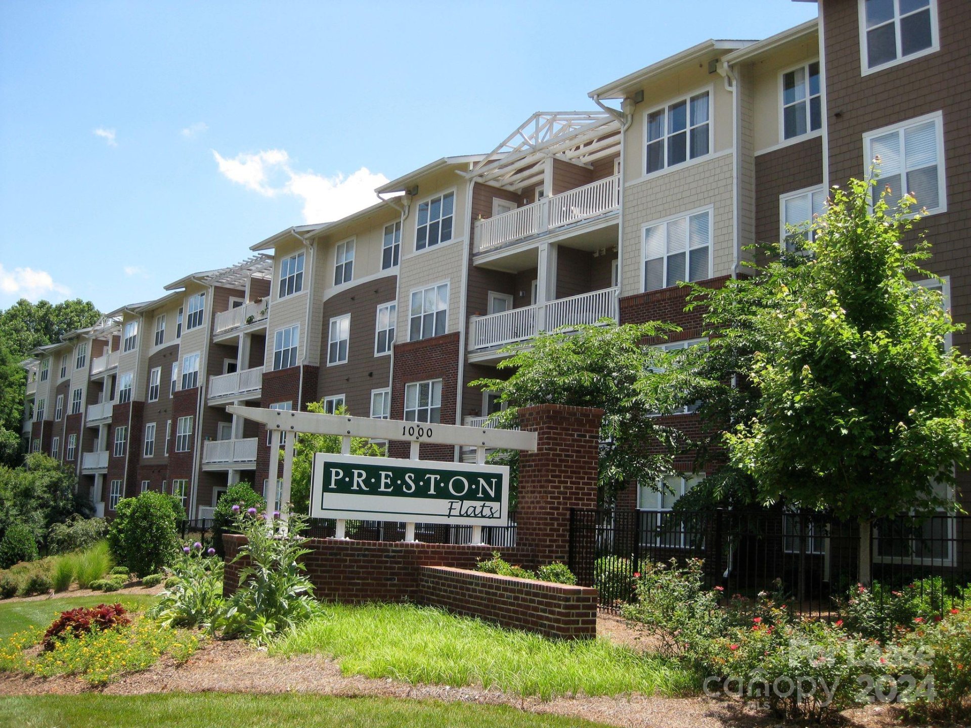 Property image 1 at 1000 E Woodlawn Road, Charlotte, NC 28209