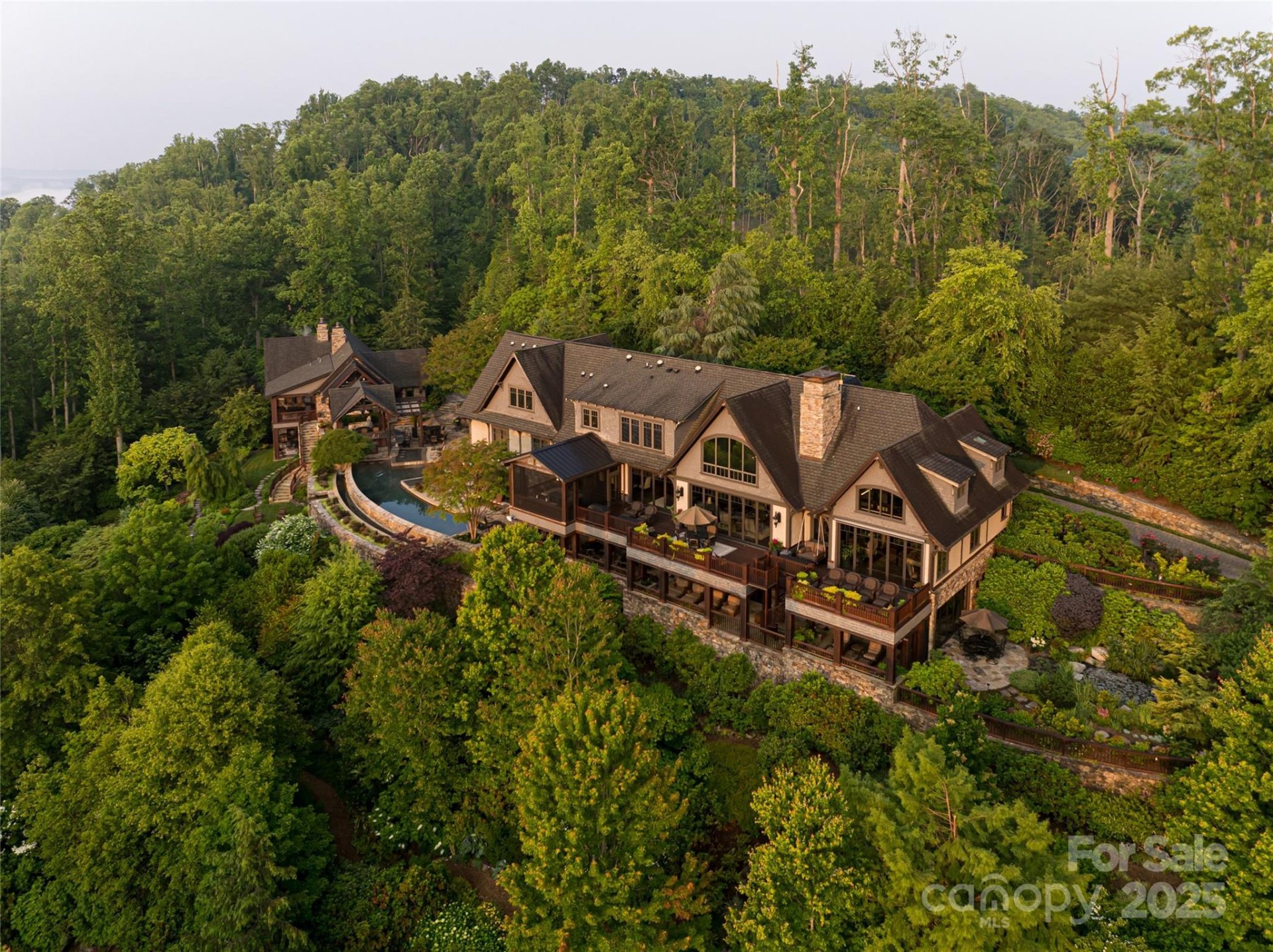 Deerhaven, Asheville Community