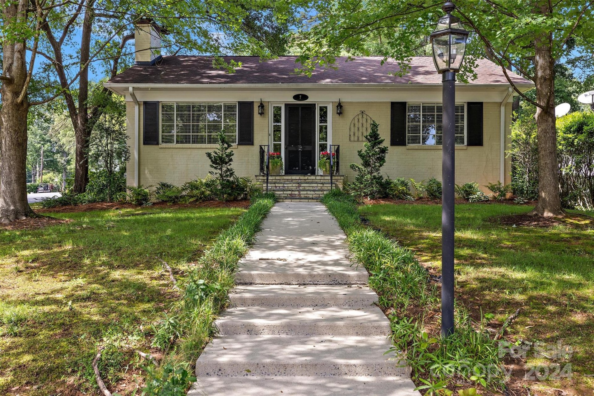 Property image 1 at 7 8th Avenue, Hickory, NC 28601