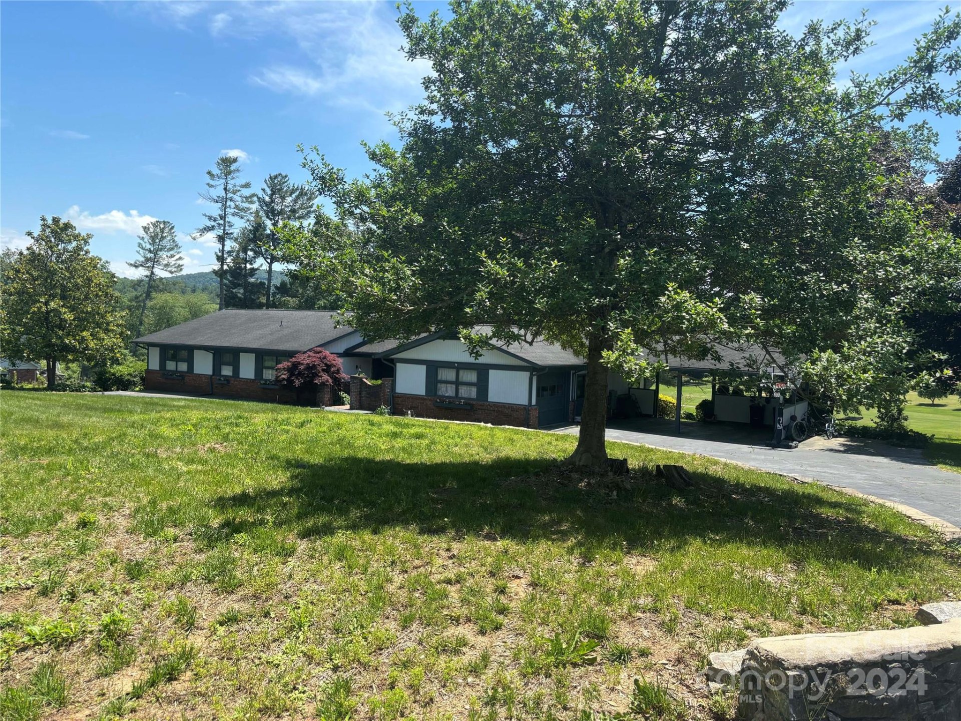 Property image 1 at 104 Newport Road, Hendersonville, NC 28739