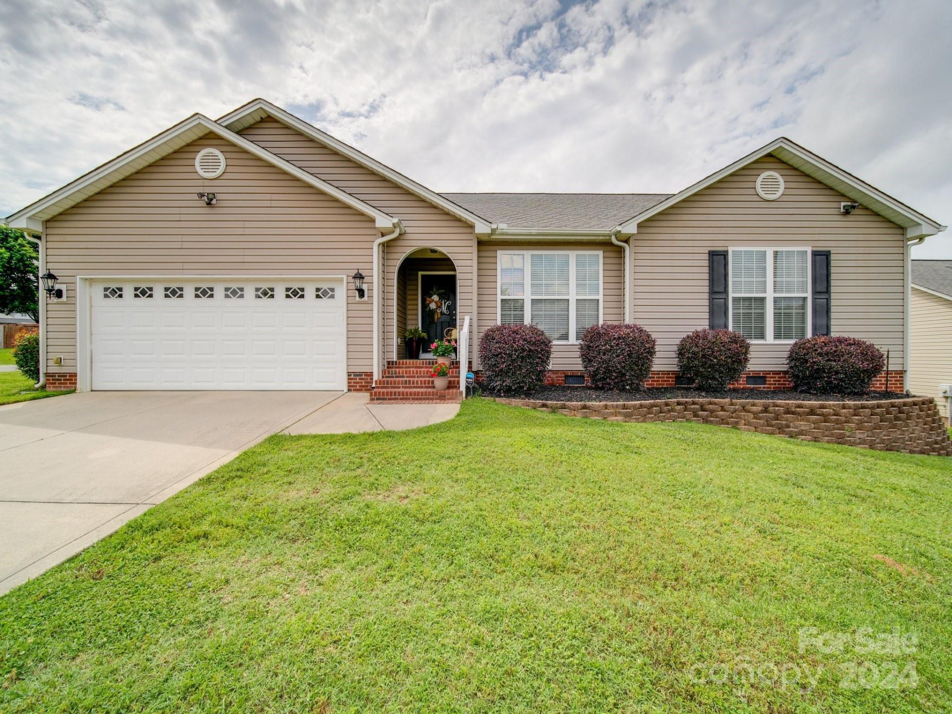 Property image 1 at 801 Summey Farm Drive, Dallas, NC 28034