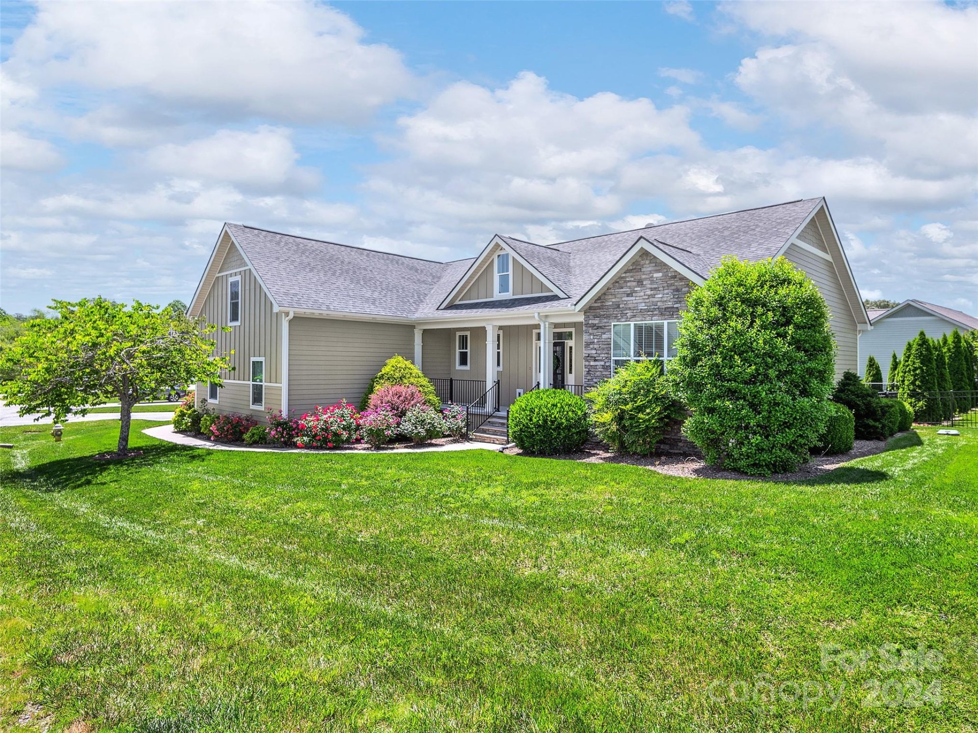 Property image 1 at 10 Shoeing Box Way, Hendersonville, NC 28792