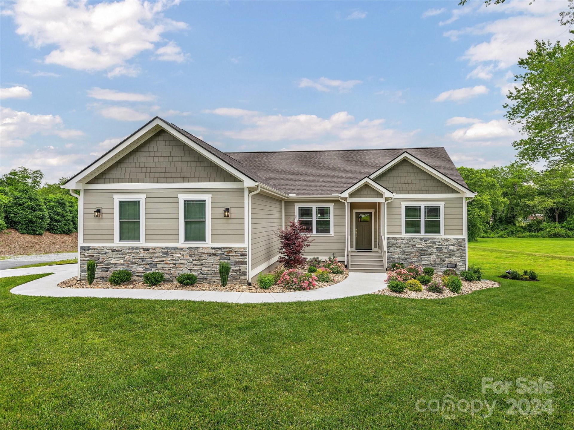 Property image 1 at 126 Casting Lane, Hendersonville, NC 28792