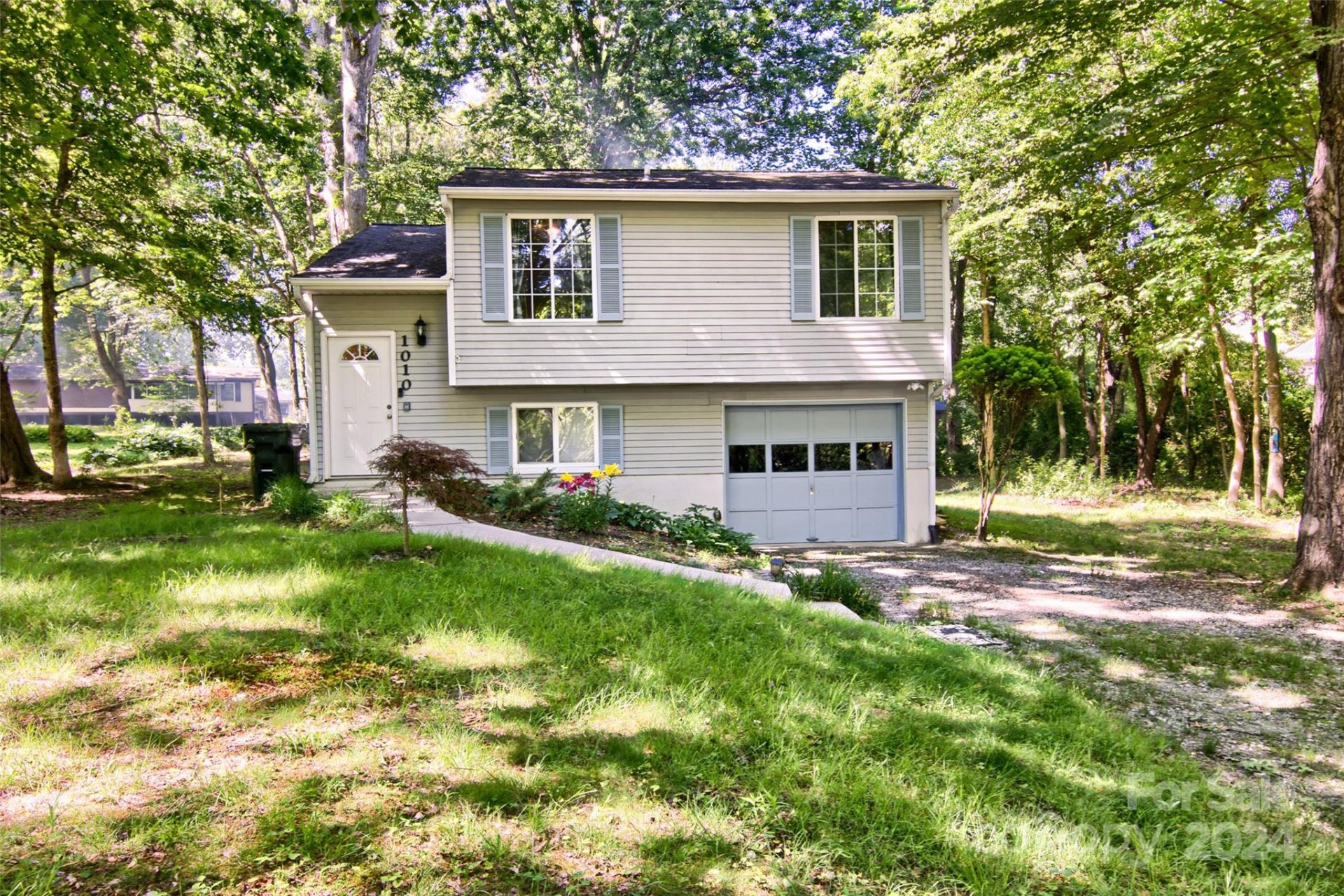 Property image 1 at 1010 W Gilbert Street, Hendersonville, NC 28792