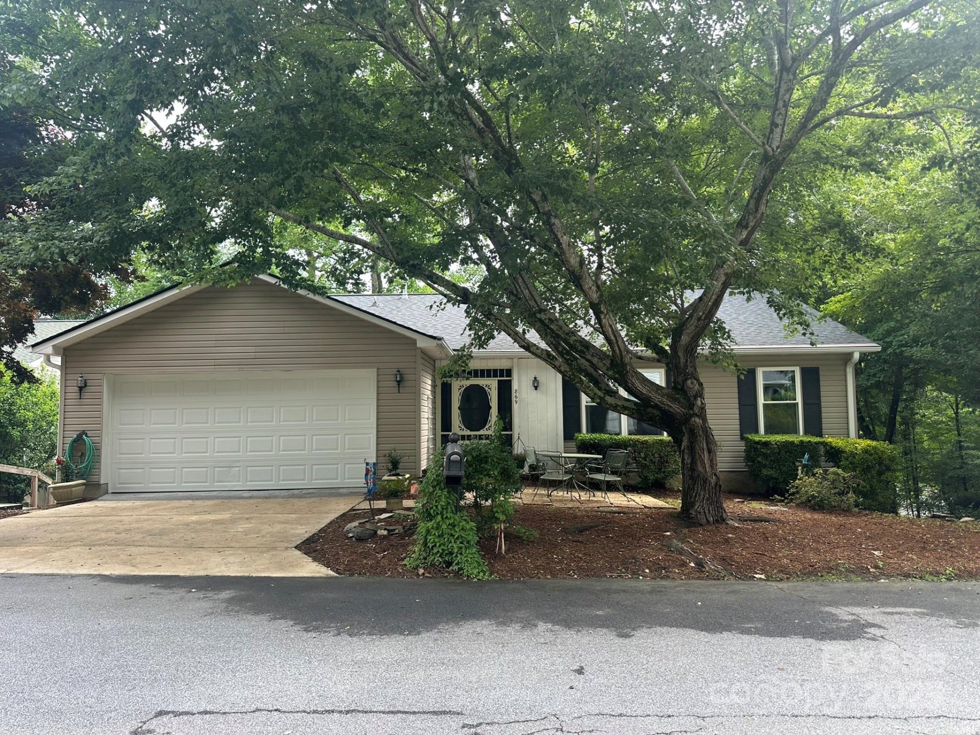 869 Sandburg Terrace