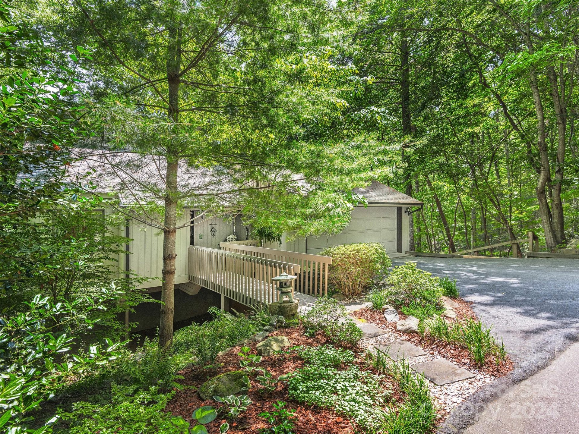 Property image 3 at 32 Cedarwood Lane, Asheville, NC 28803