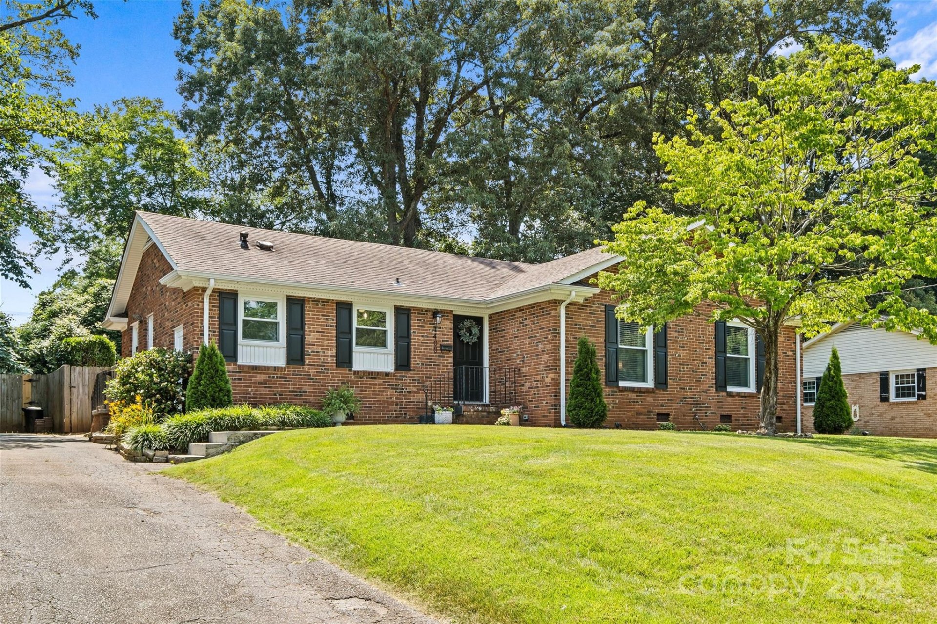 Property image 1 at 1400 Tarrington Avenue, Charlotte, NC 28205