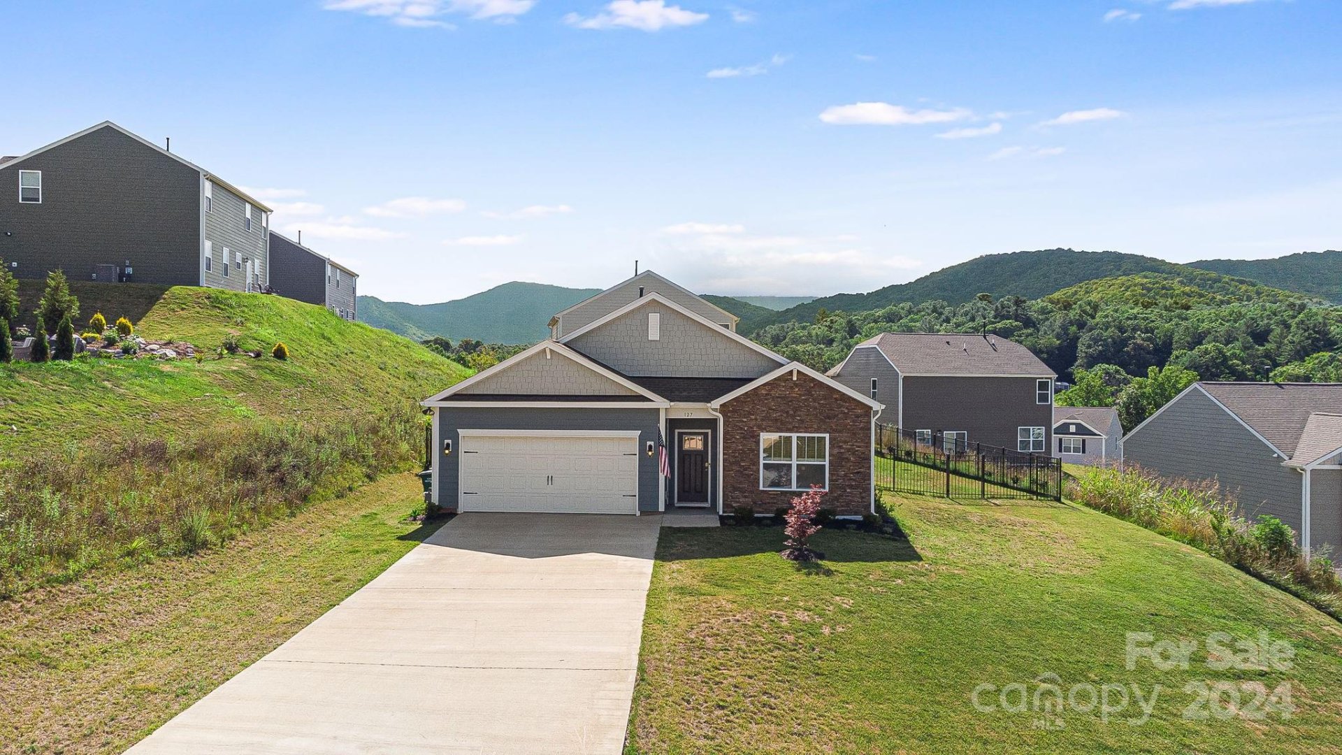 Amblers Chase, Weaverville Community