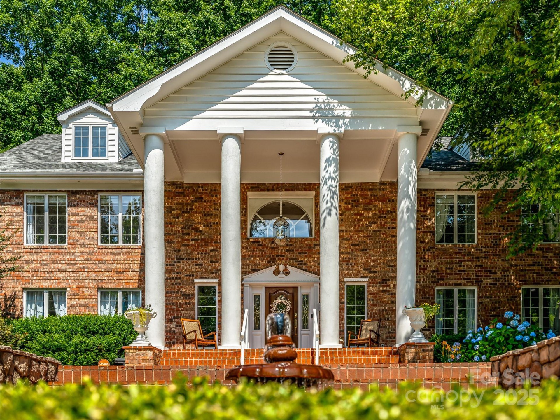 Vestavia, Hendersonville Community