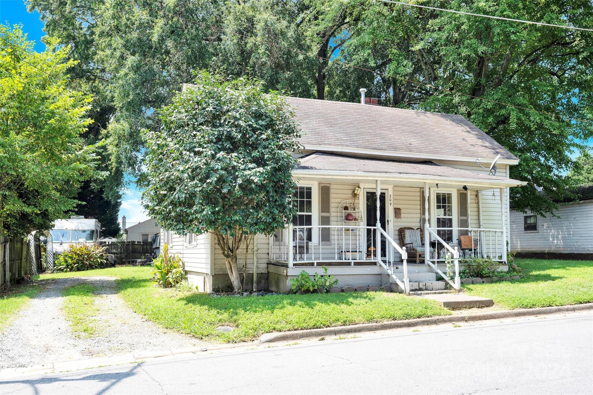 Property image 1 at 209 E Wilson Avenue, Mooresville, NC 28115