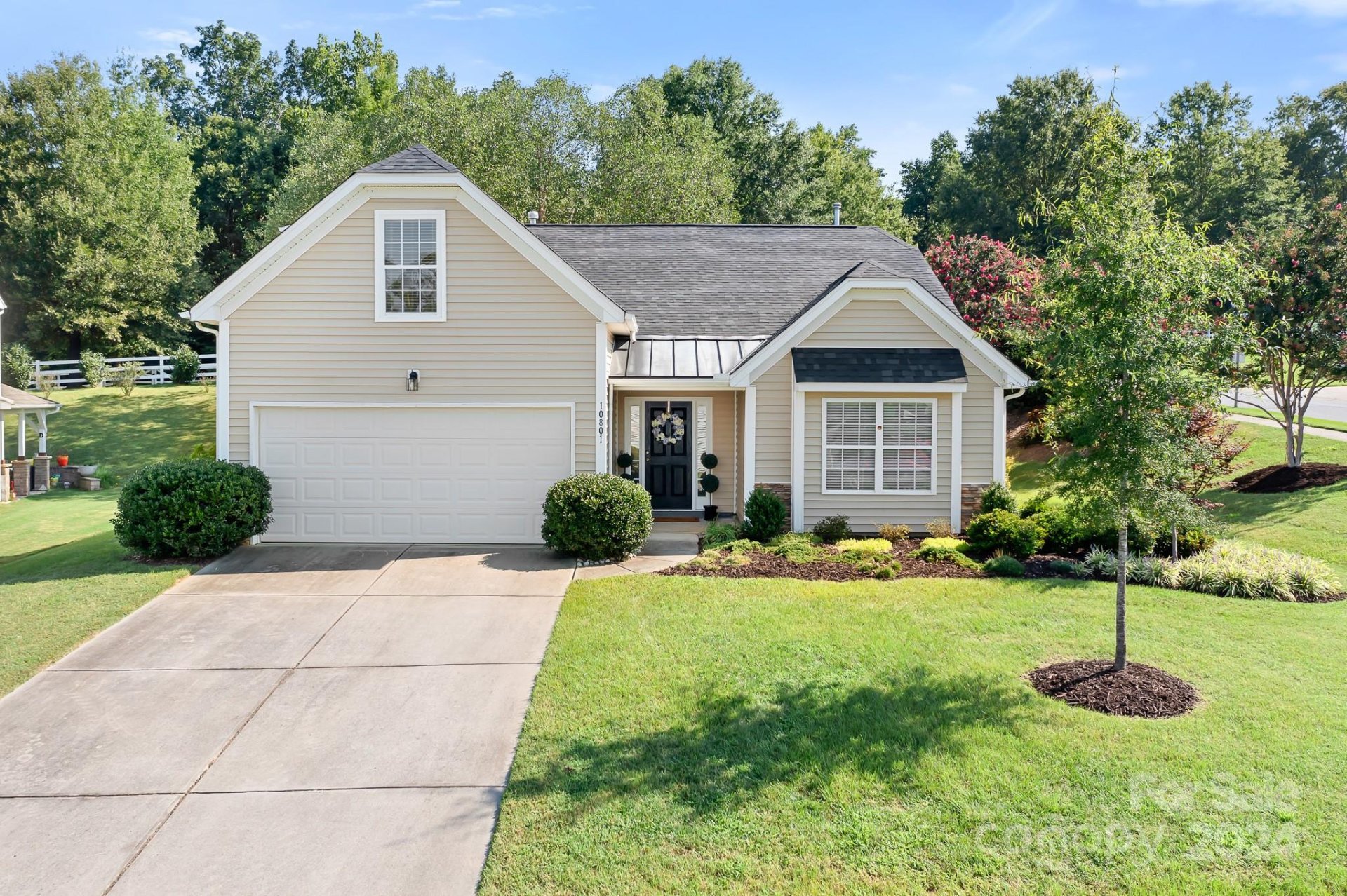 Property image 1 at 10801 Peddlers Court, Davidson, NC 28036