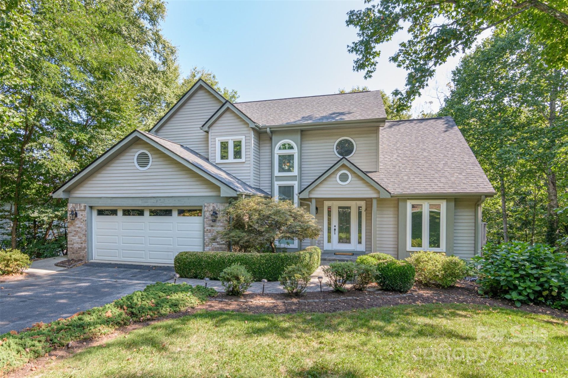 Property image 1 at 910 Sunlight Ridge Drive, Hendersonville, NC 28792