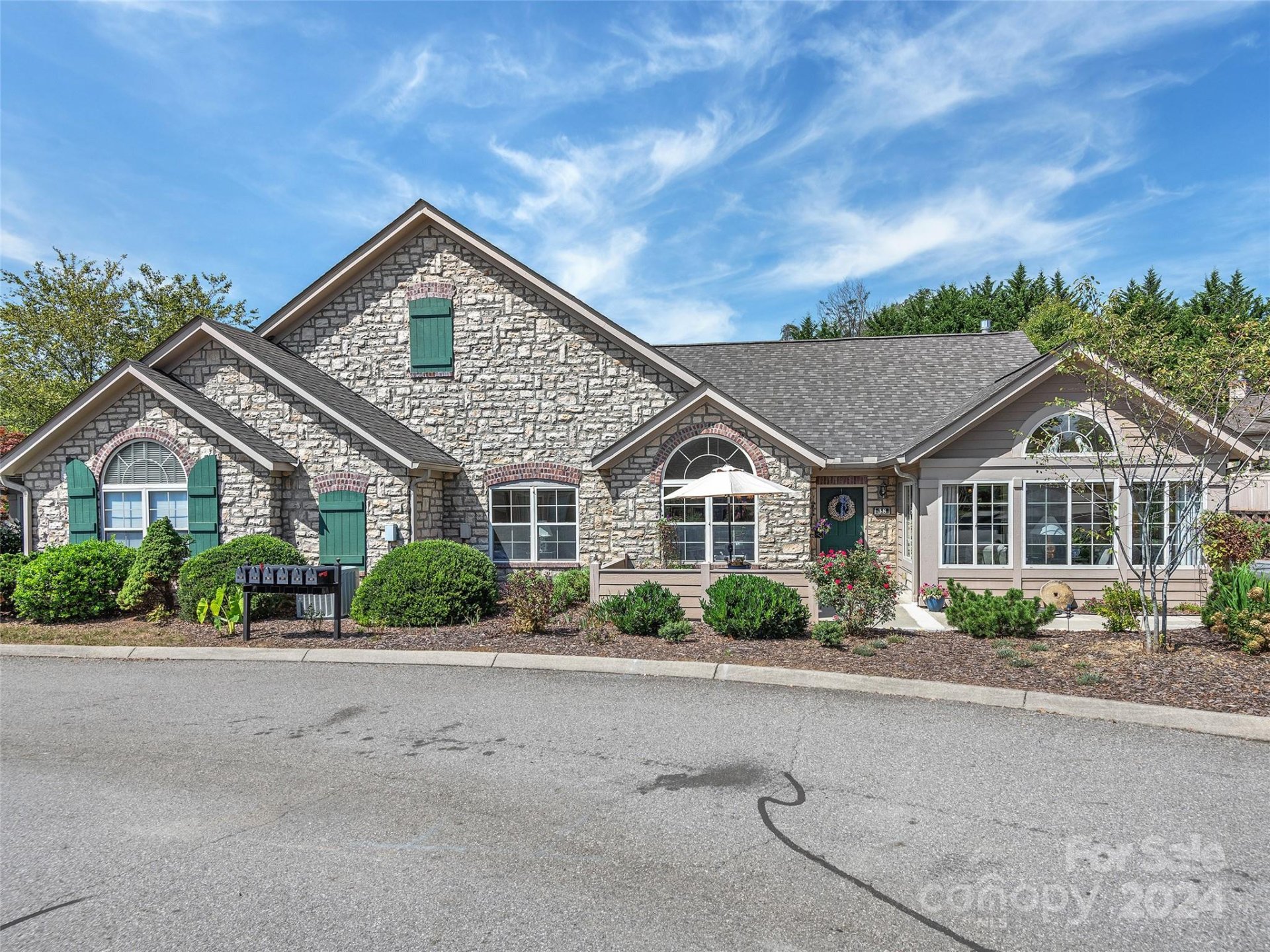 Hamburg Crossing, Weaverville Community
