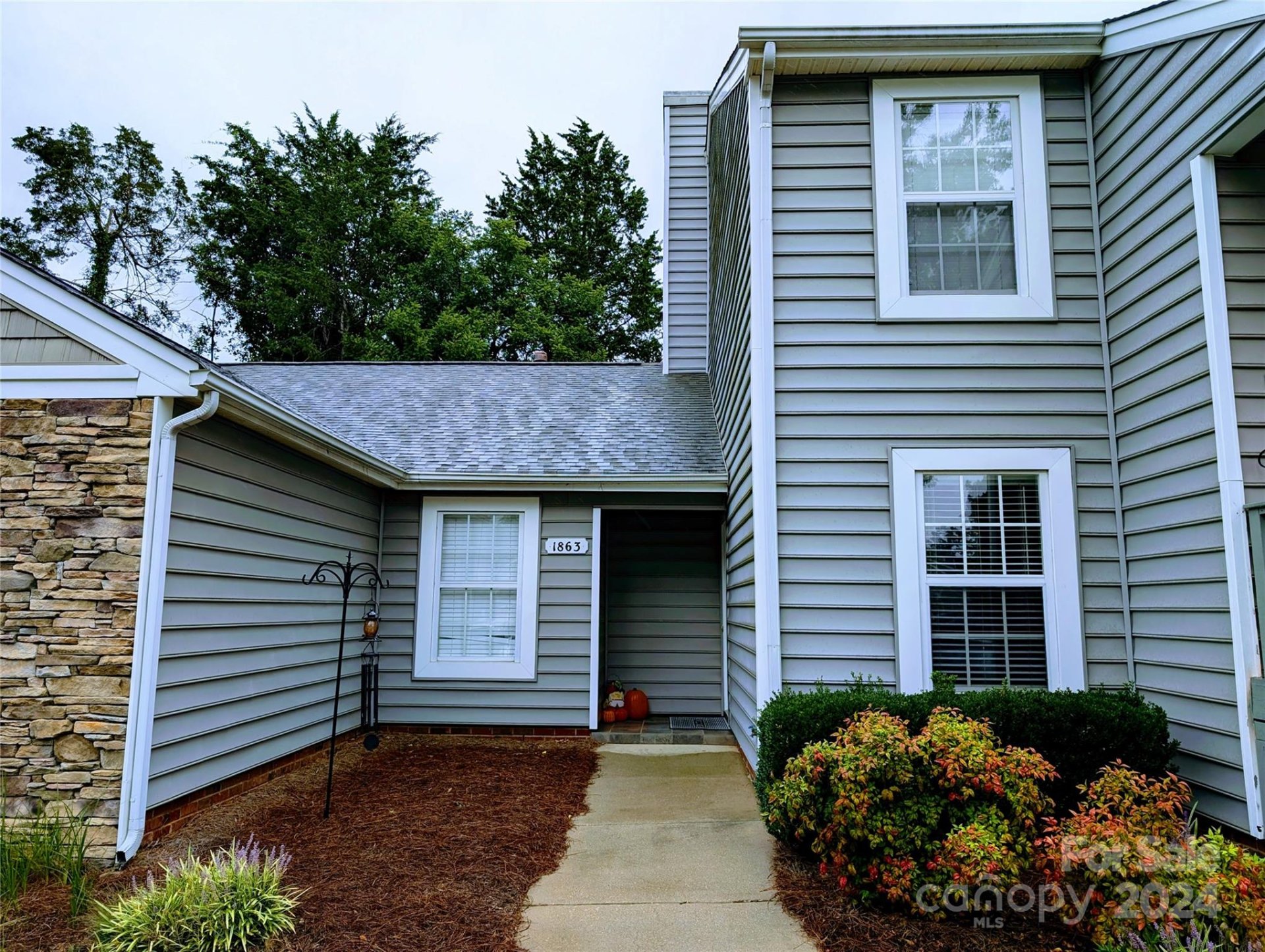 1863 Fairlawn Court